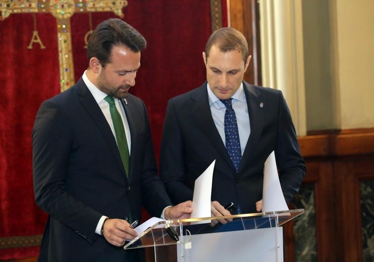PP y Foro firman su acuerdo: «Nos unimos porque Barbón ha tirado a Asturias por los suelos»